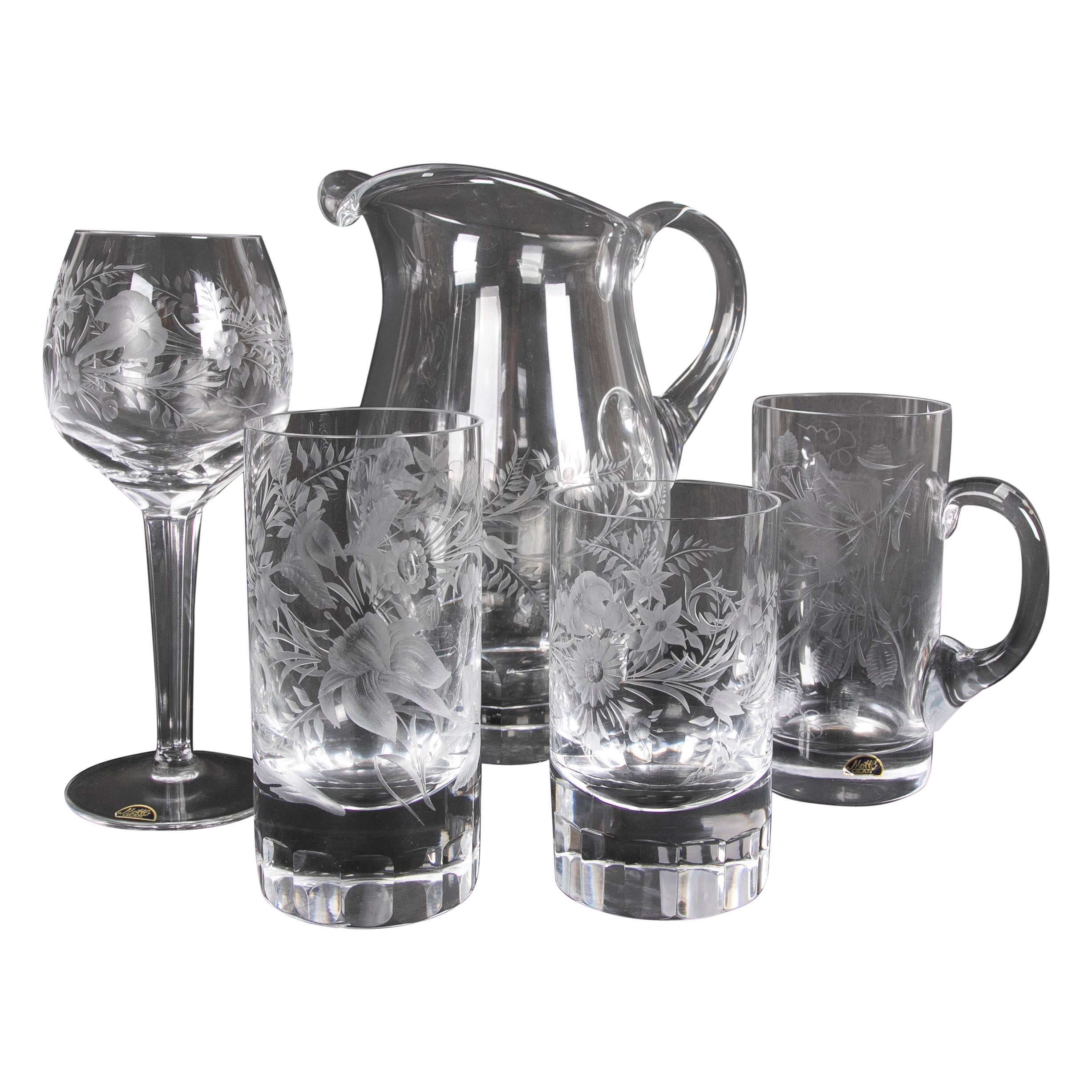 Vaisselle de verre composée de soixante-trois pièces de cristal de Bohème taillé