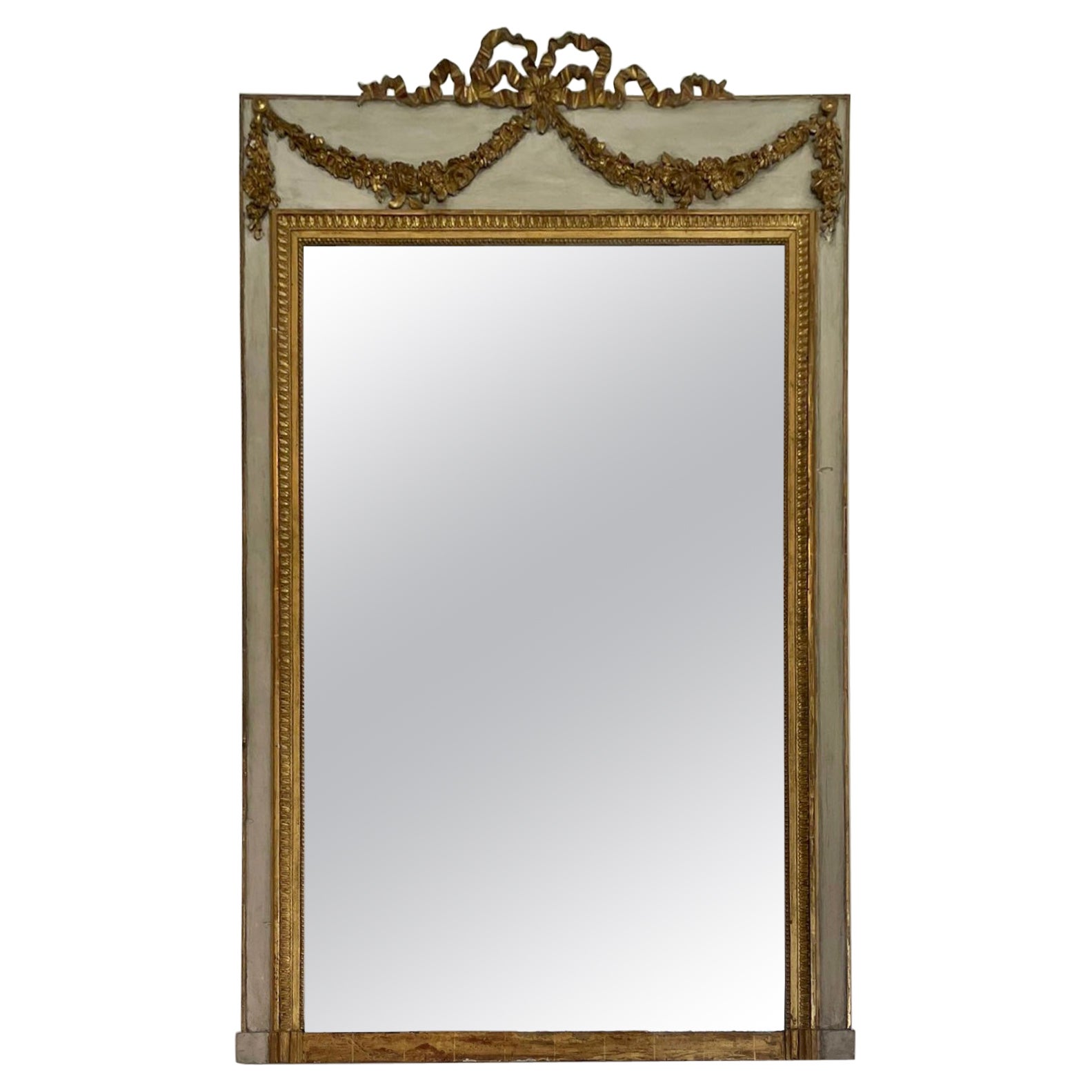 Grand miroir victorien ancien en bois doré et peint en blanc