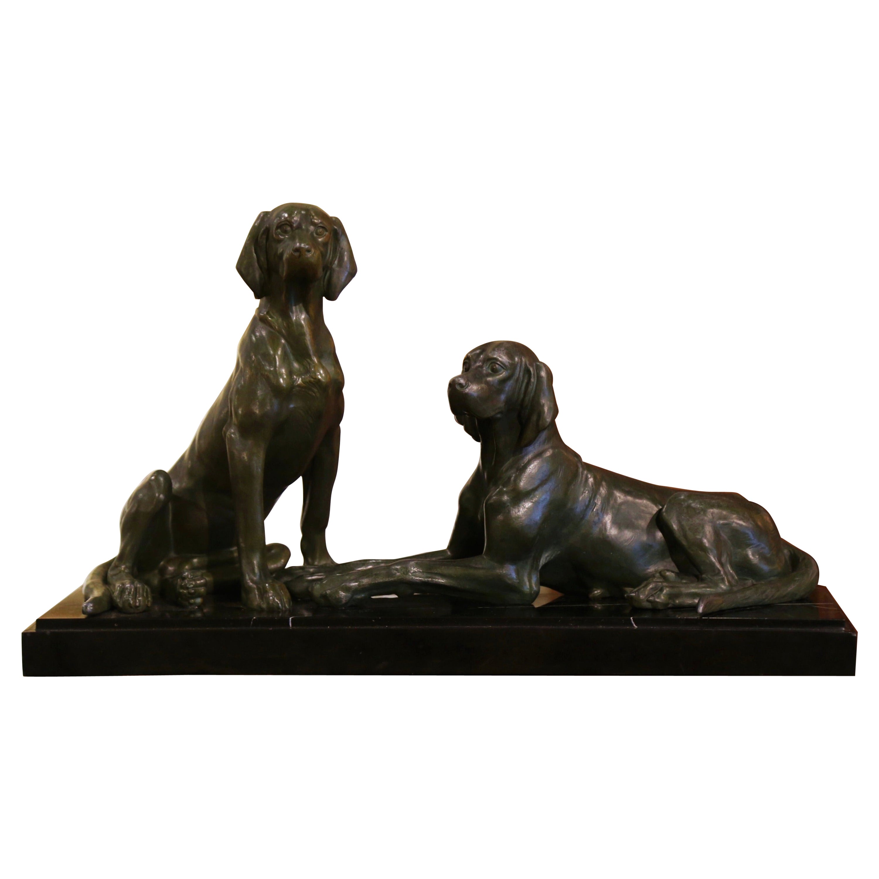Composition de sculptures françaises de chiens du début du 20e siècle en étain vert-de-gris et marbre en vente