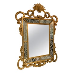 Miroir en bois doré dans le goût rococo vénitien avec gravure