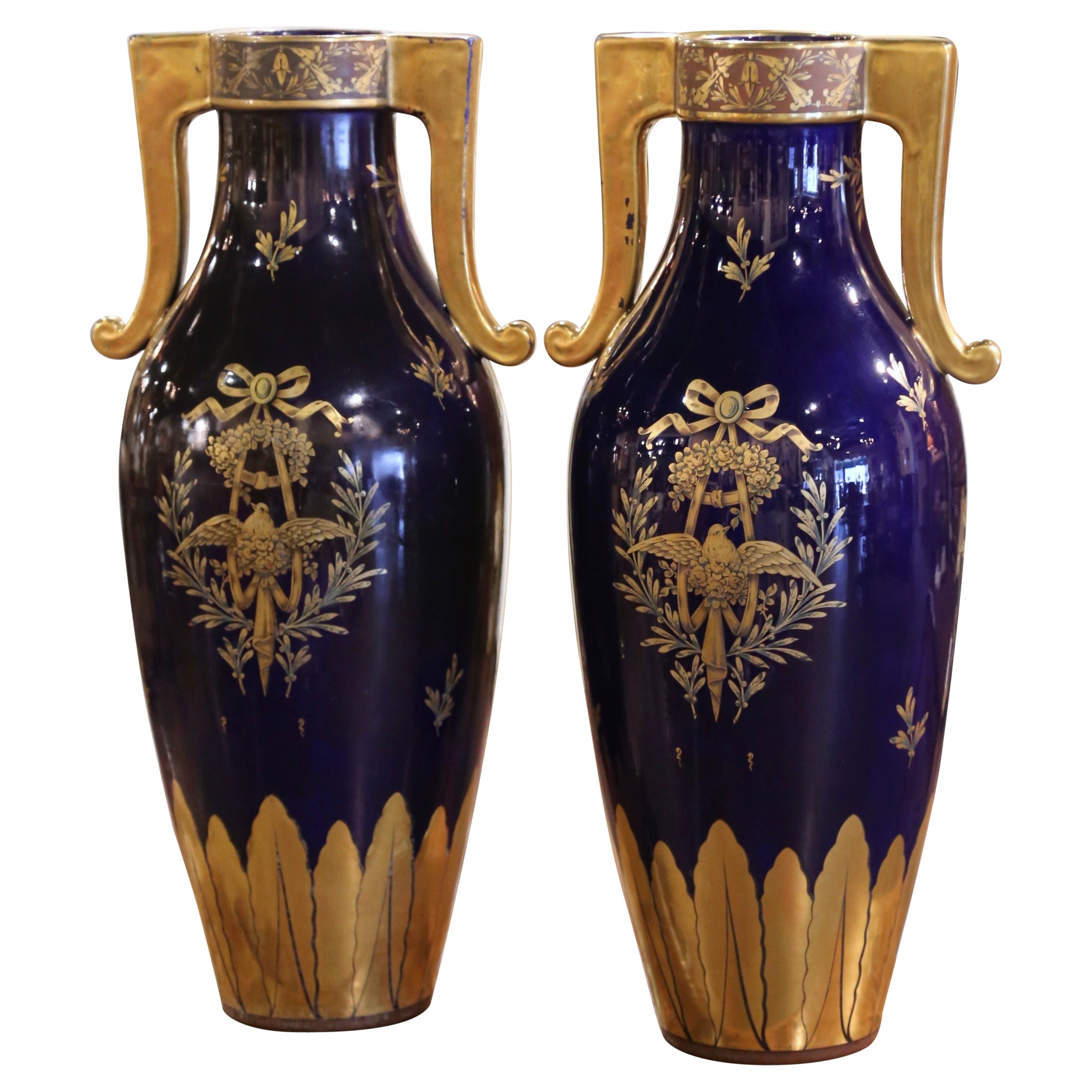 Paire de vases en porcelaine peinte et dorée de style néoclassique français du 19ème siècle en vente