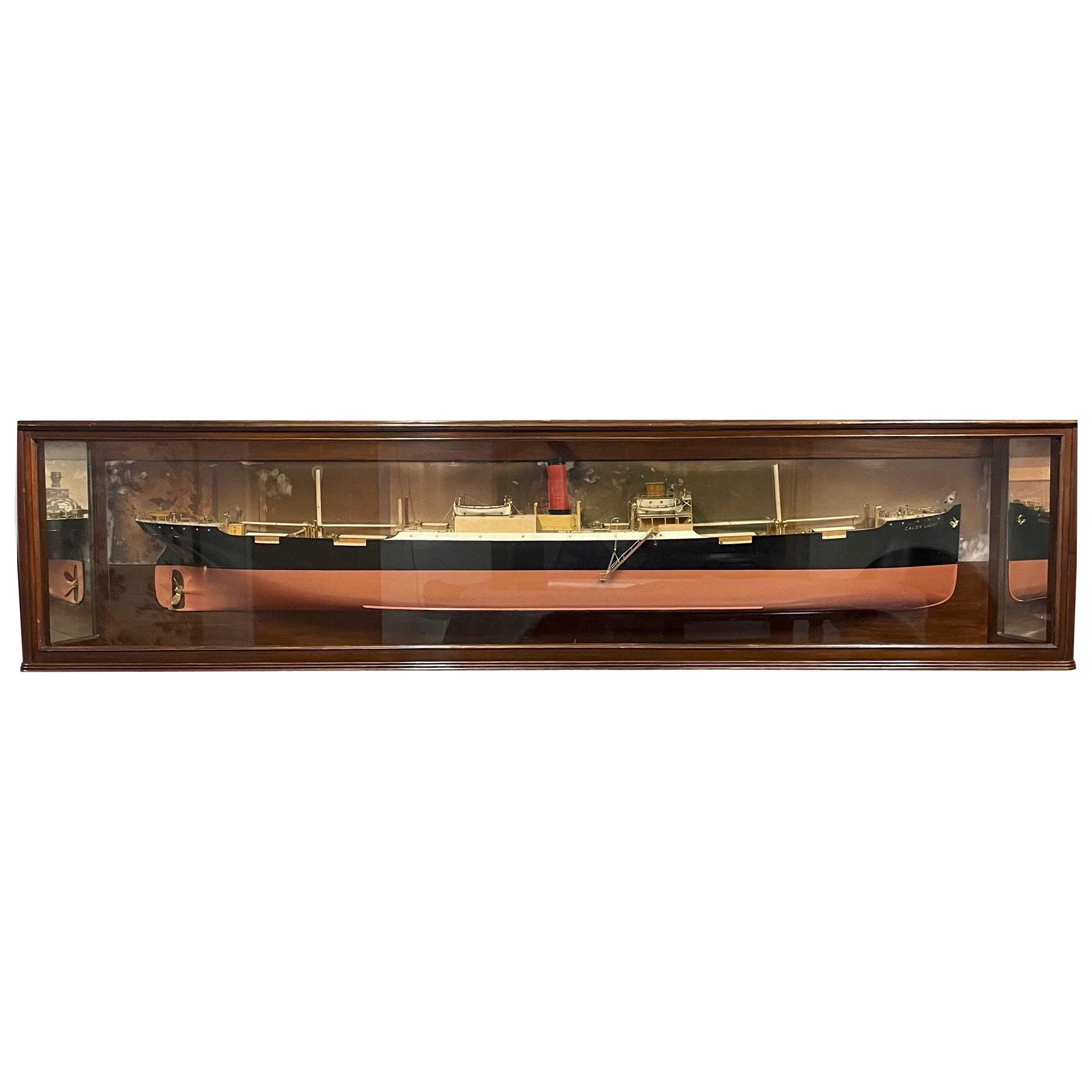 Schiffswerftmodell des Halbrumpfs „Caldy Light“ in seinem ursprünglichen Holzgehäuse im Angebot