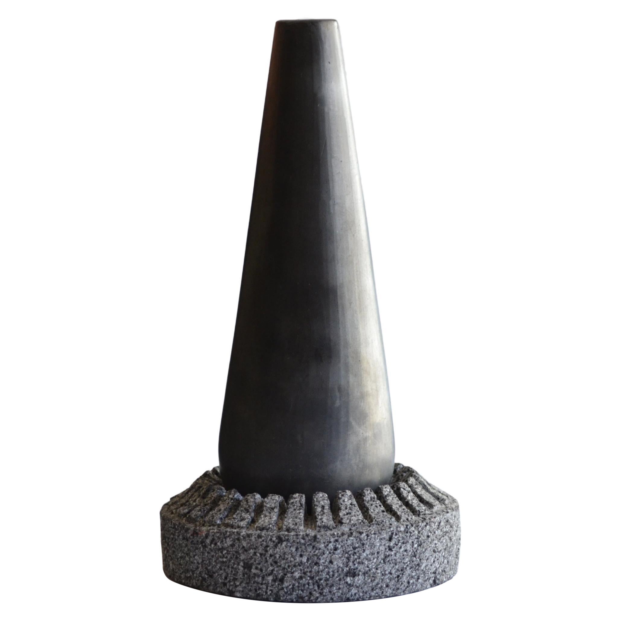 Bouteille à eau sculpturale en pierre et argile noire, sculptée à la main, pour table en pierre de lave  en vente