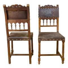 Pareja de sillas de estilo neorrenacentista o Enrique II en madera y cuero del siglo XIX