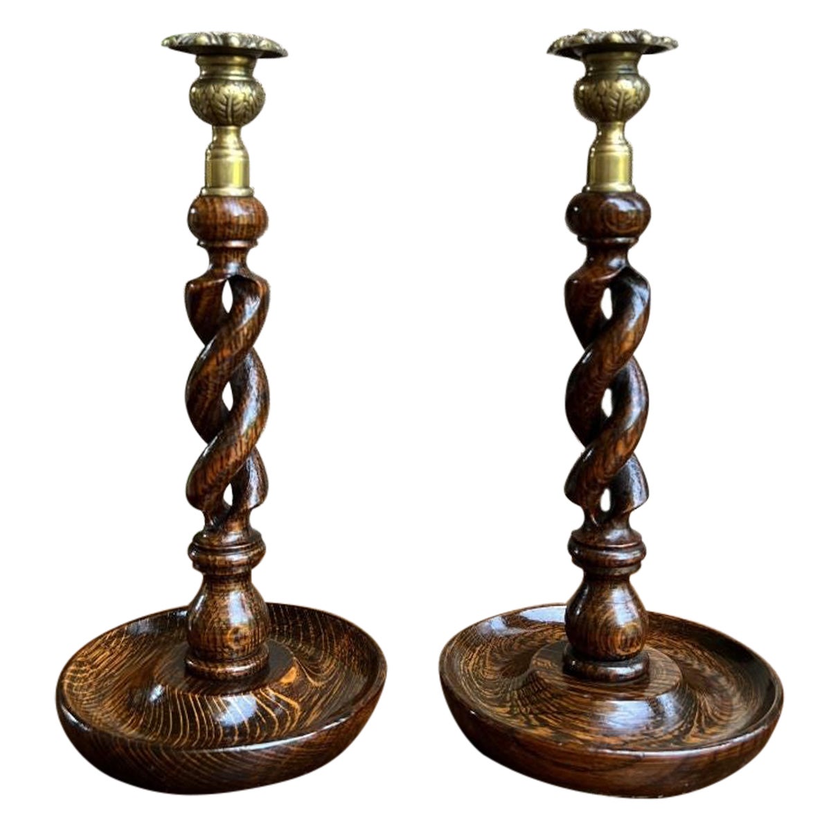 Paar antike englische offene Barley Twist-Kerzenständer aus Messing
