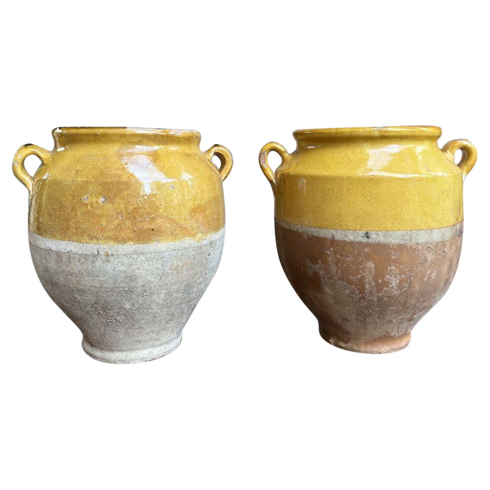 Ensemble ancien de 2 Confit Pots à confiture français en poterie émaillée jaune - Urne de ferme provinciale en vente