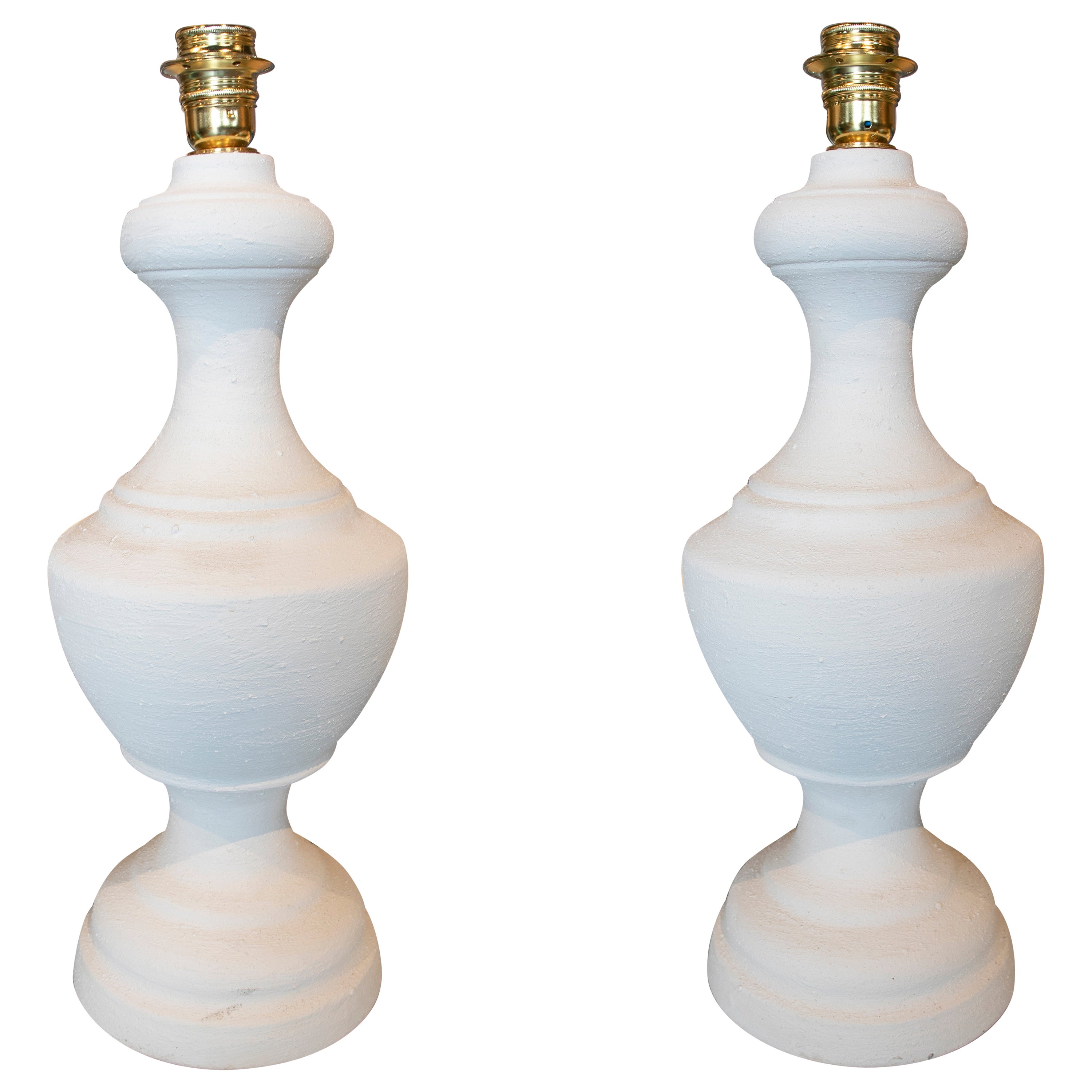 Paar Keramiklampen mit weißer Jabelga-Bemalung im Angebot