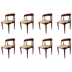 Huit chaises de salle à manger en teck restaurées de Johannes Andersen, dont le rembourrage personnalisé est inclus