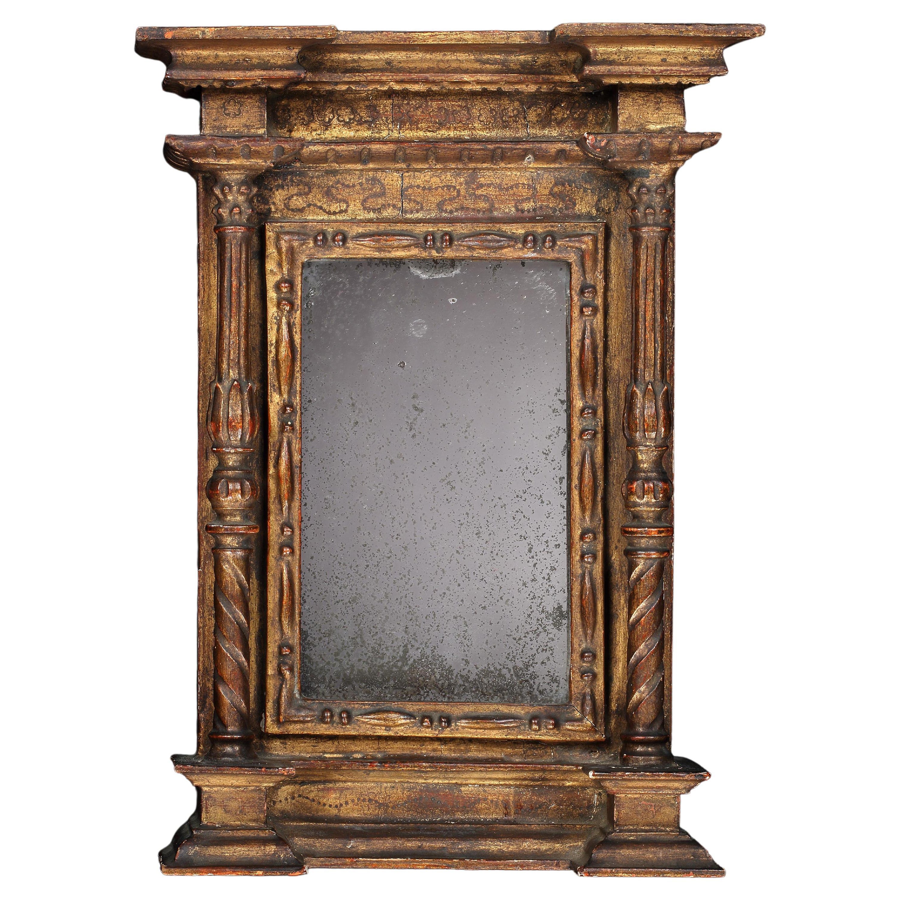 Miroir minaturel néoclassique doré et moulé italien du 18ème siècle avec incisions en vente