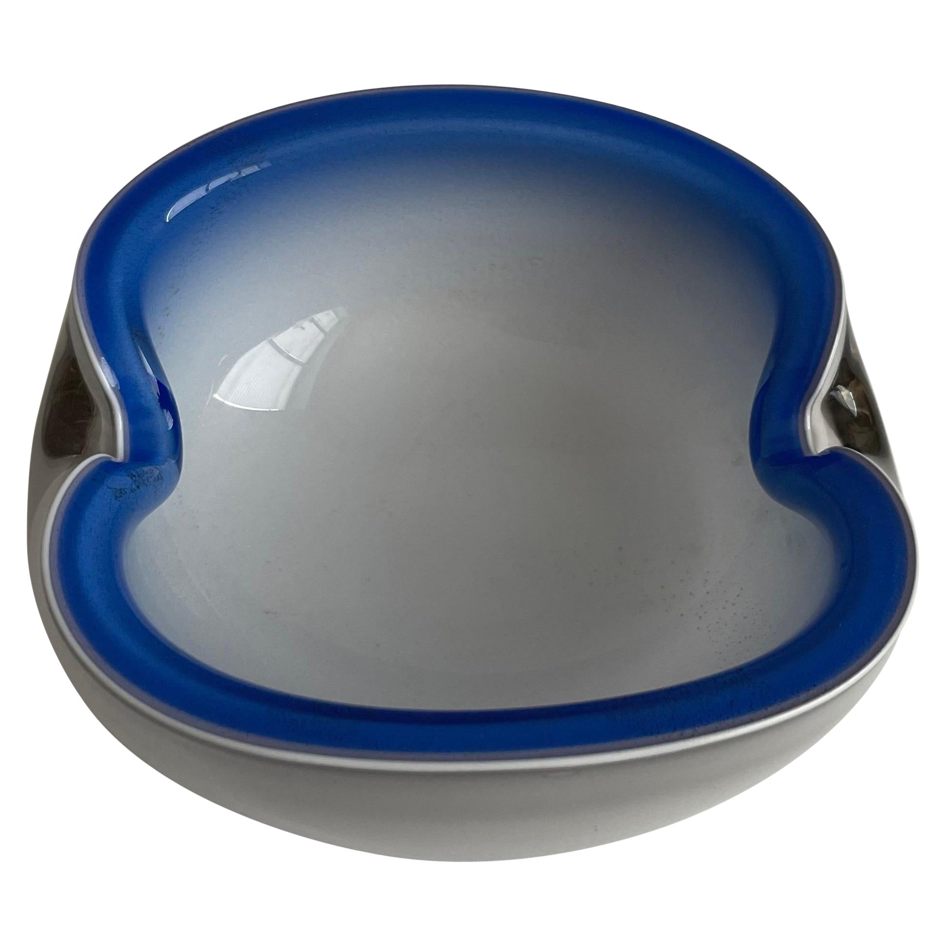 Cendrier ou bol en verre de Murano bleu et blanc du milieu du siècle dernier