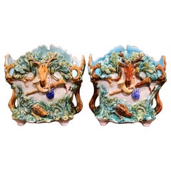 Pareja de cacharros franceses del siglo XIX pintados a la barbotina con motivos de trofeos de caza