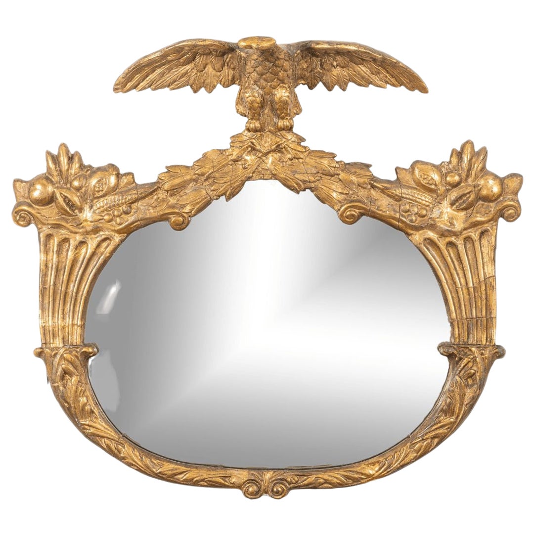 Cadre de miroir ovale américain du 19ème siècle en gesso doré avec crête d'aigle en vente