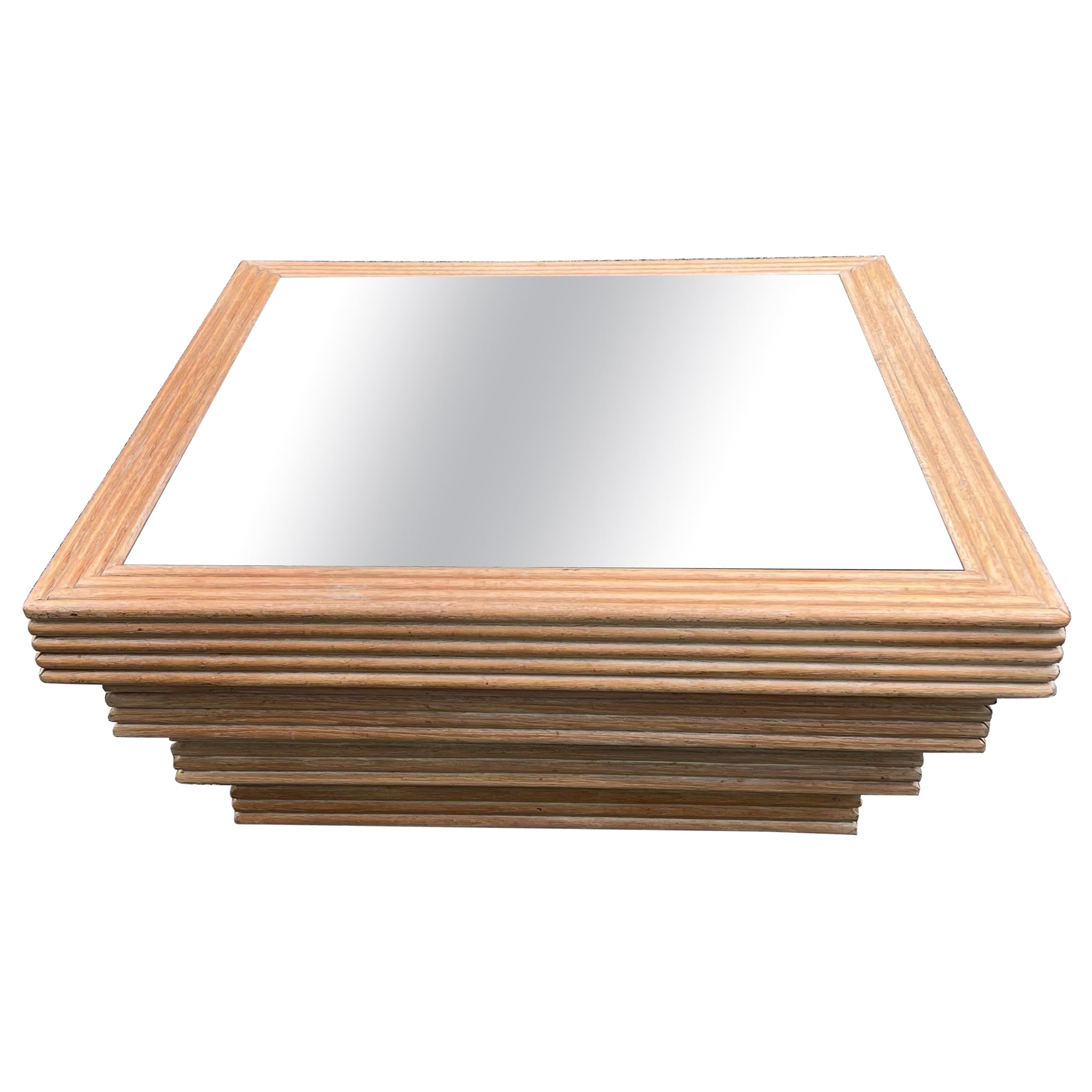 Superbe table basse à gradins en bois cérusé et miroir