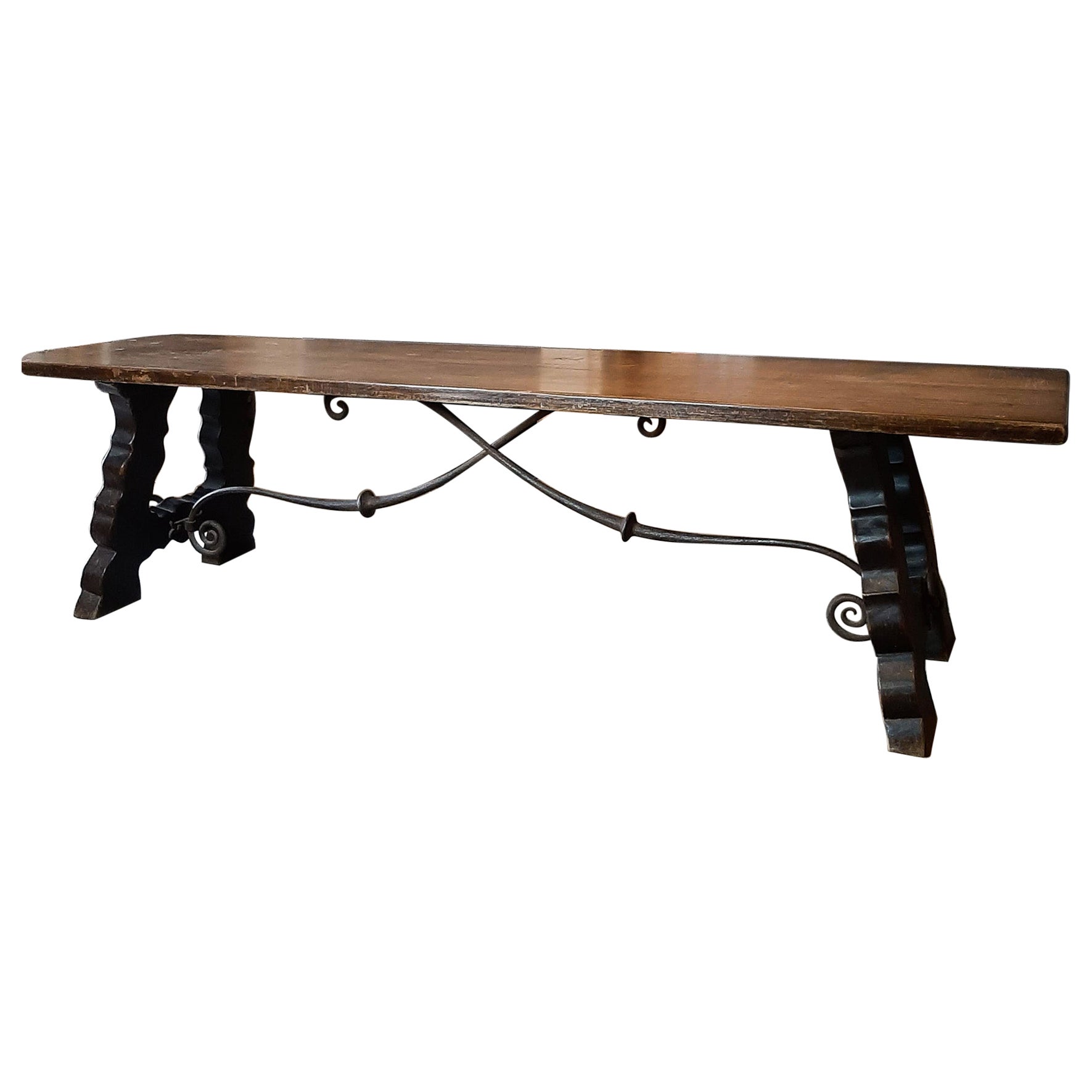 Table de salle à manger espagnole ancienne en bois avec support en fer forgé à la main en vente