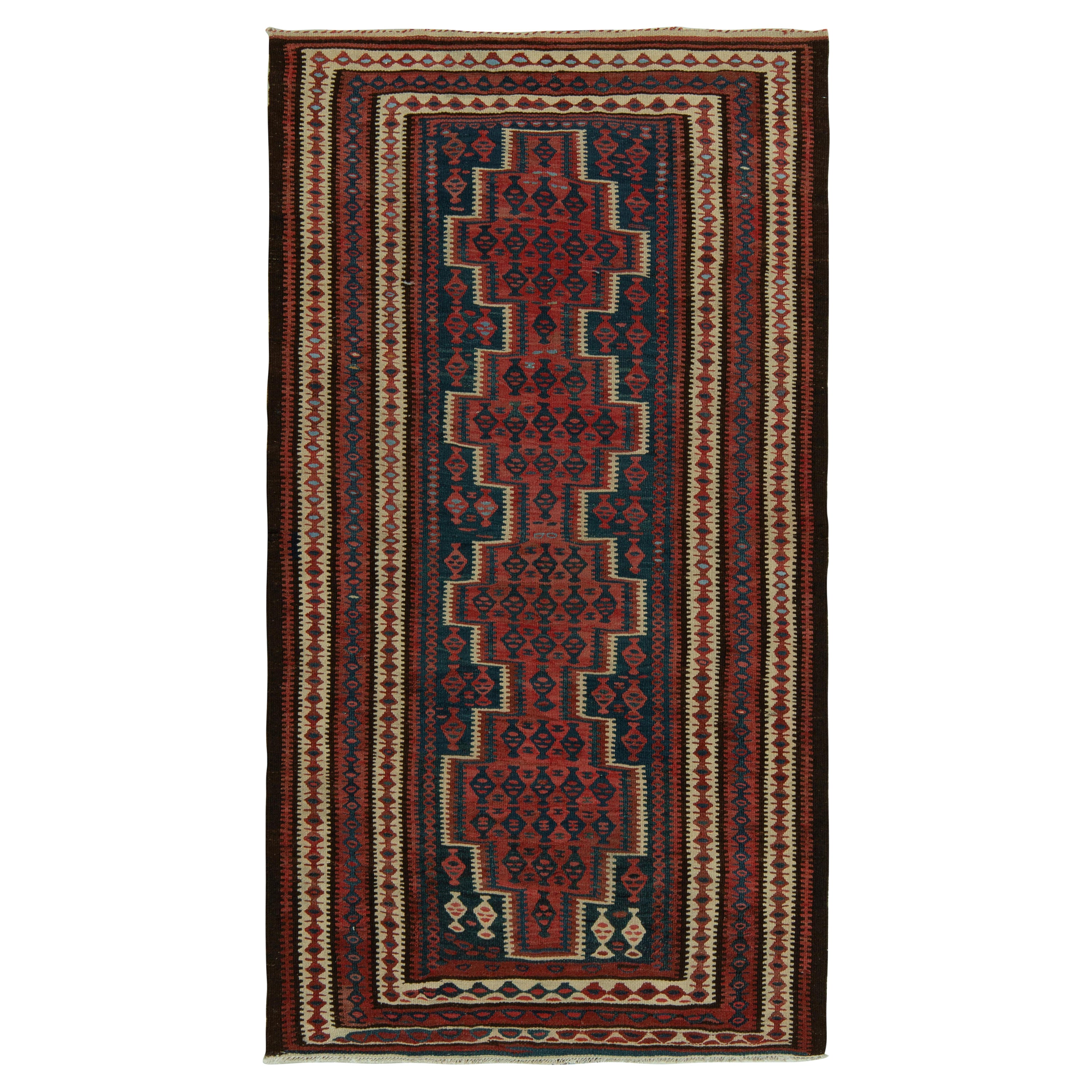 Vintage-Kelimteppich aus den 1950er Jahren mit roten, blauen und braunen geometrischen Mustern von Teppich & Kelim im Angebot