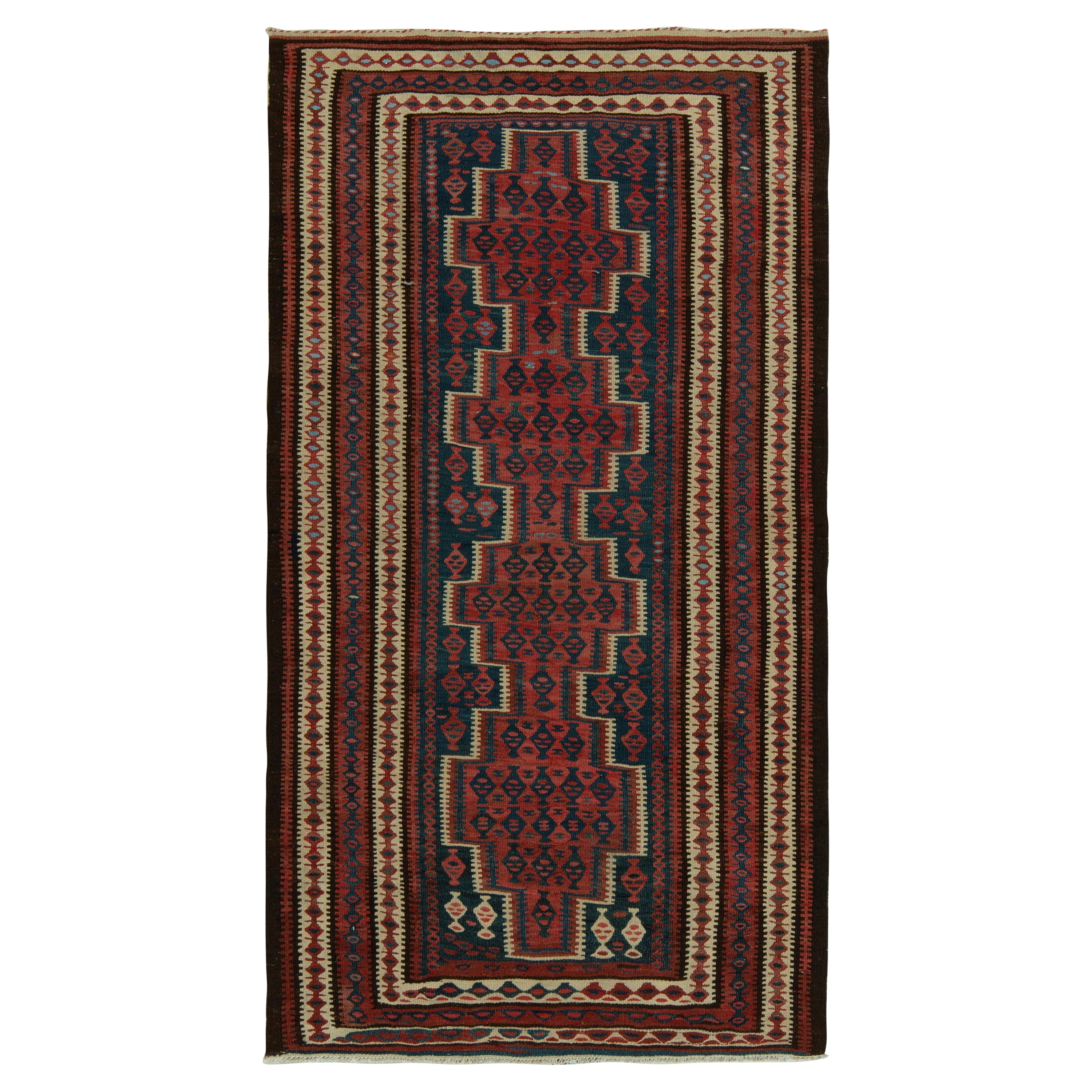 Vintage-Kelimteppich aus den 1950er Jahren mit roten, blauen und braunen geometrischen Mustern von Teppich & Kelim