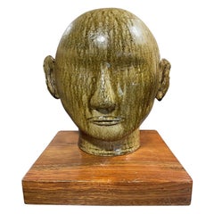 Grande scultura in ceramica smaltata verde con testa di Buddha sereno, supporto in legno personalizzato