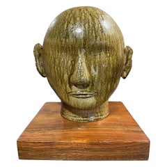 Grand Buste de Bouddha Serein en Céramique Verte émaillée Sculpture Tête de Bouddha Personnalisée Stand en Bois