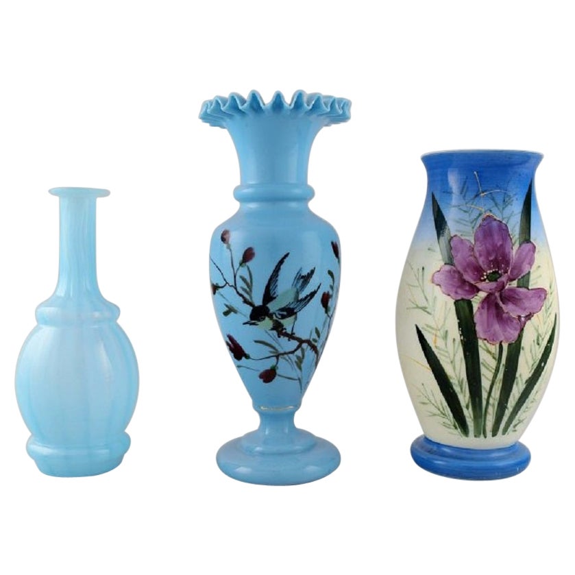 Trois vases anciens en verre d'art opale soufflé à la bouche peints à la main dans des tons de bleu