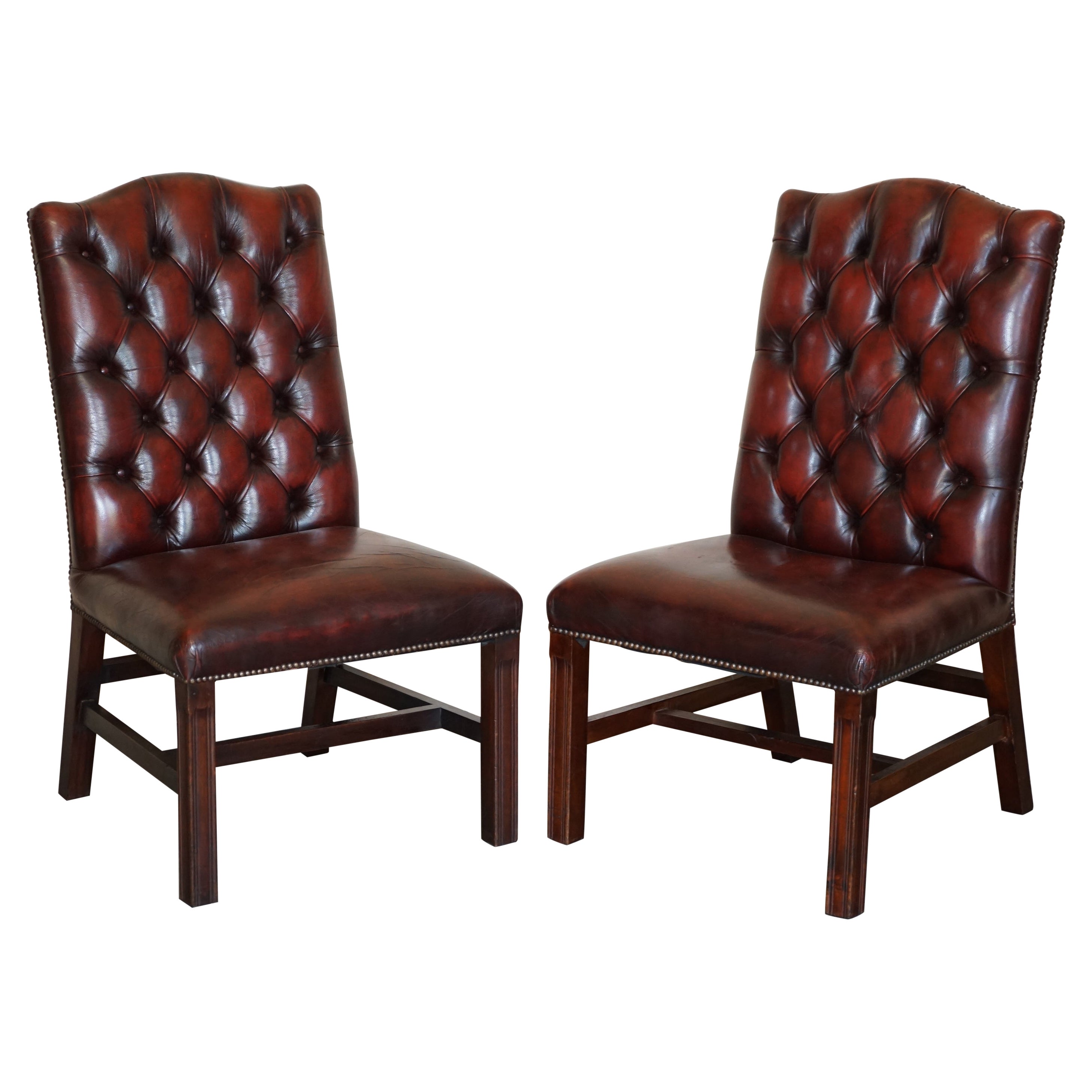 Jolie paire de chaises d'appoint vintage Chesterfield Gainsborough en cuir sang de bœuf