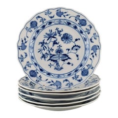 Six assiettes plates anciennes en porcelaine de Meissen à oignons bleus peintes à la main