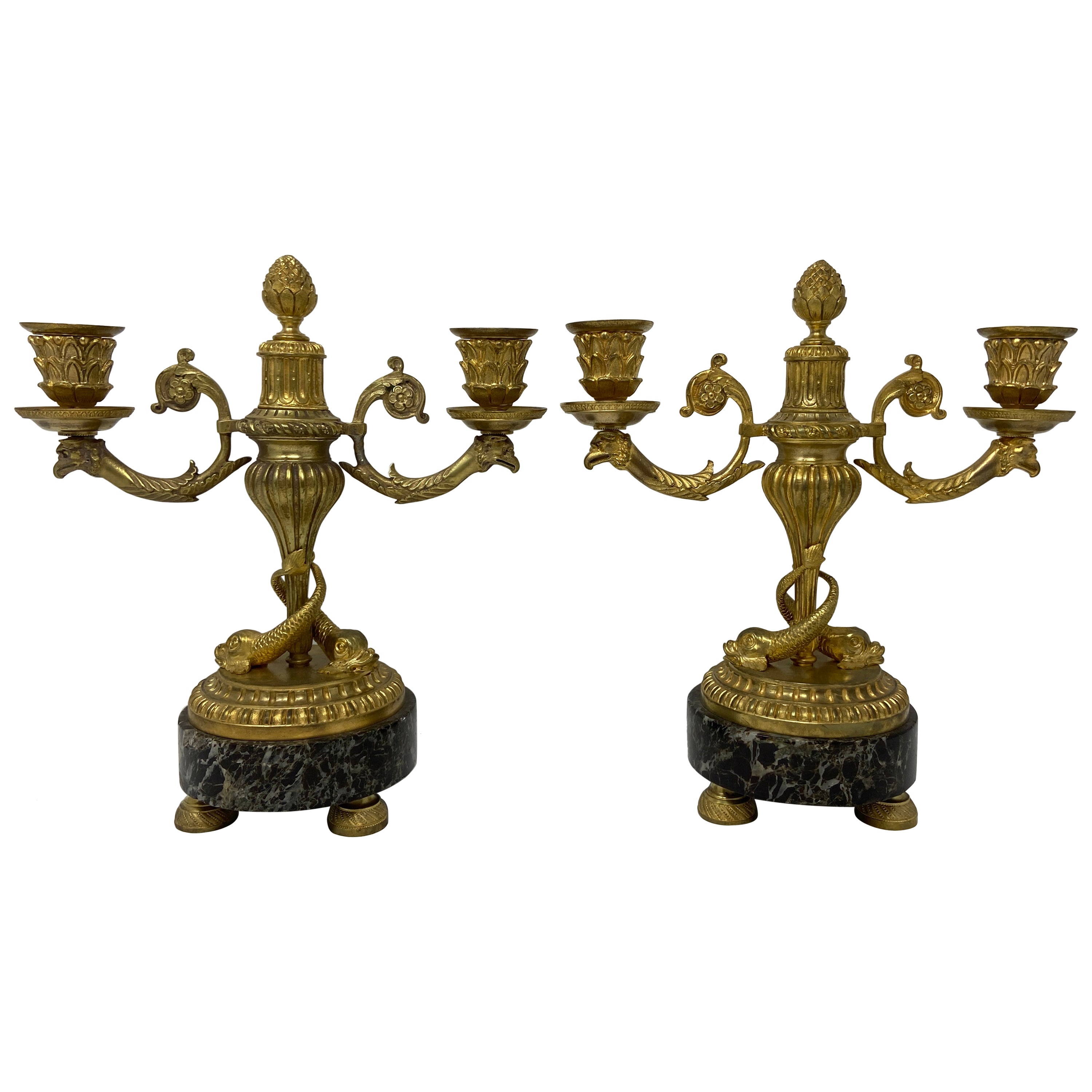 Paire de candélabres français anciens en bronze doré sur socle en marbre vert, vers 1885.