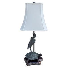 Lampe vintage en bronze avec oiseau et tortue sur socle en forme de coquille de stylo