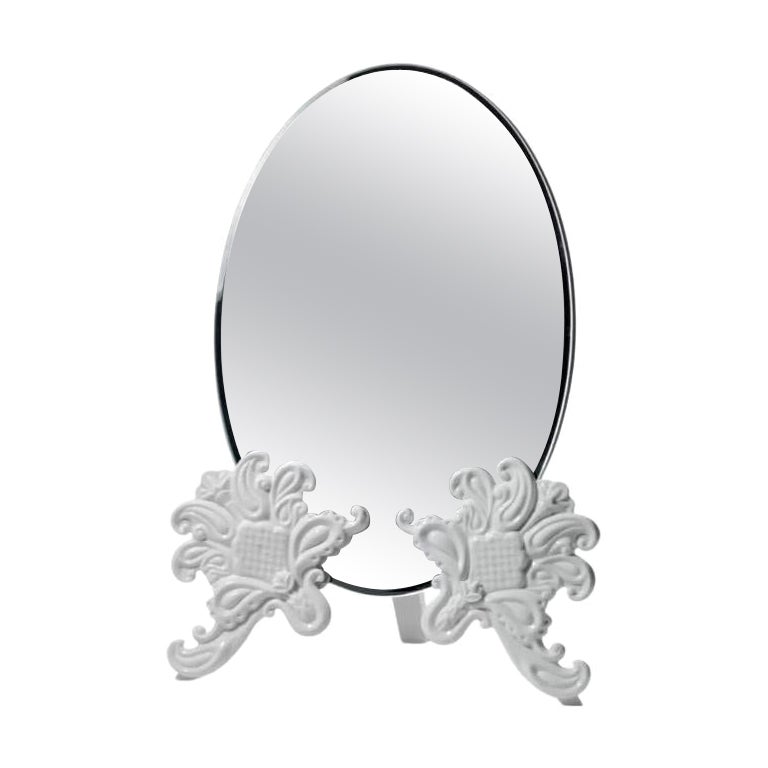Miroir de coiffeuse sur socle en bois laqué blanc avec porcelaine blanche mate