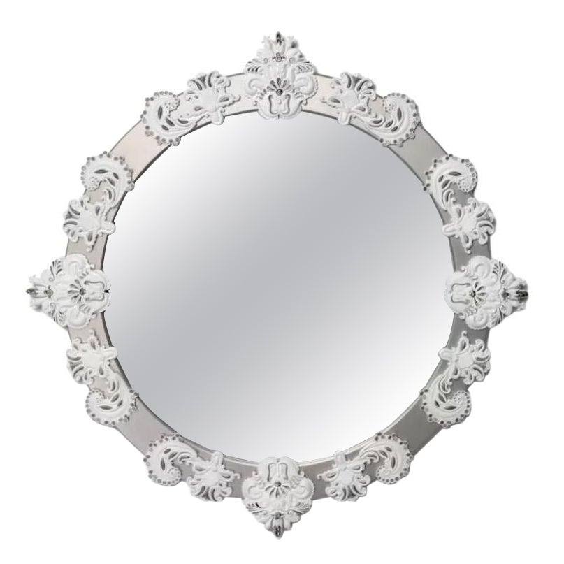 Grand miroir mural rond en édition limitée avec cadre en bois argenté et porcelaine blanche