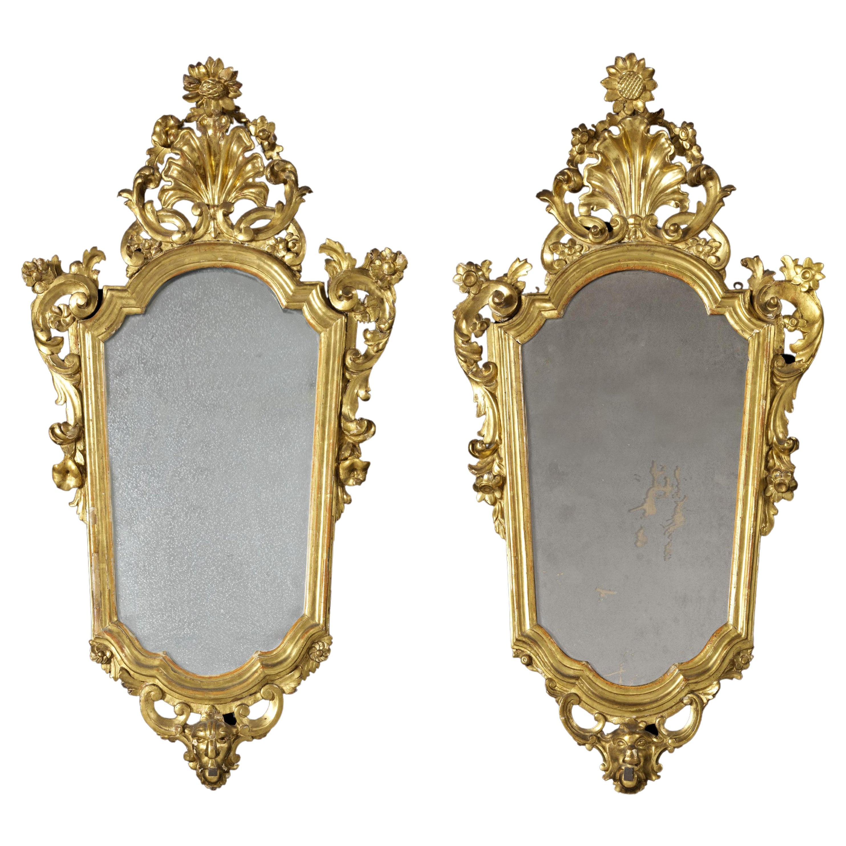 Paire de miroirs Louis XV de l'école italienne du 18ème siècle en verre mercuré et or