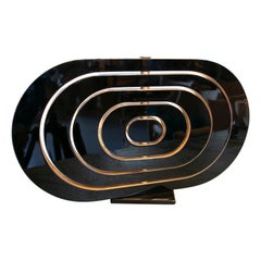 Moderne lackierte Holzskulptur der Moderne mit Eisensockel und Uhrwerk