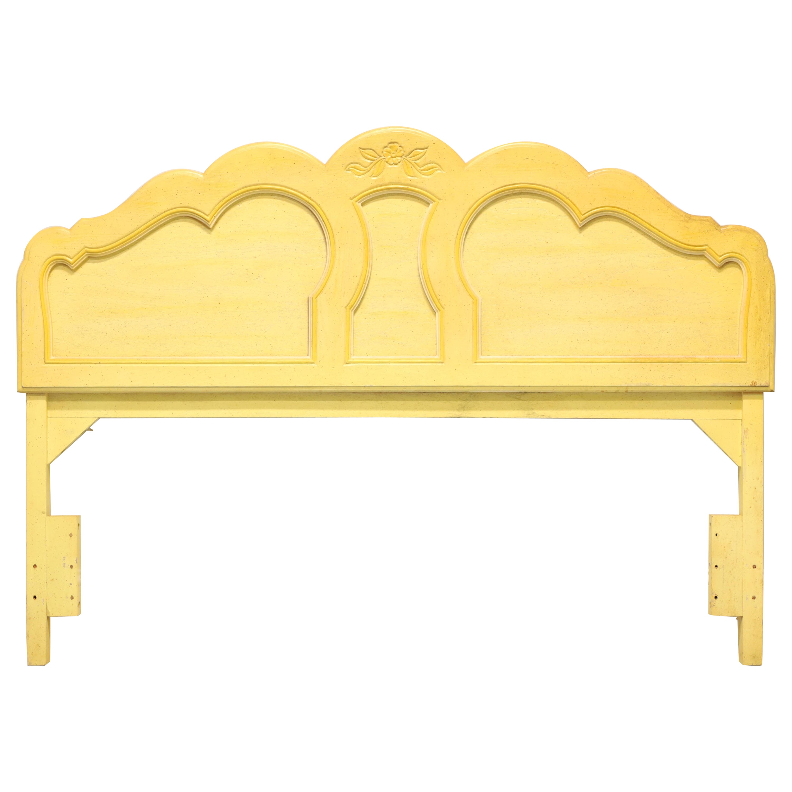 Tête de lit française jaune de style campagne du milieu du 20e siècle, grandeur nature en vente