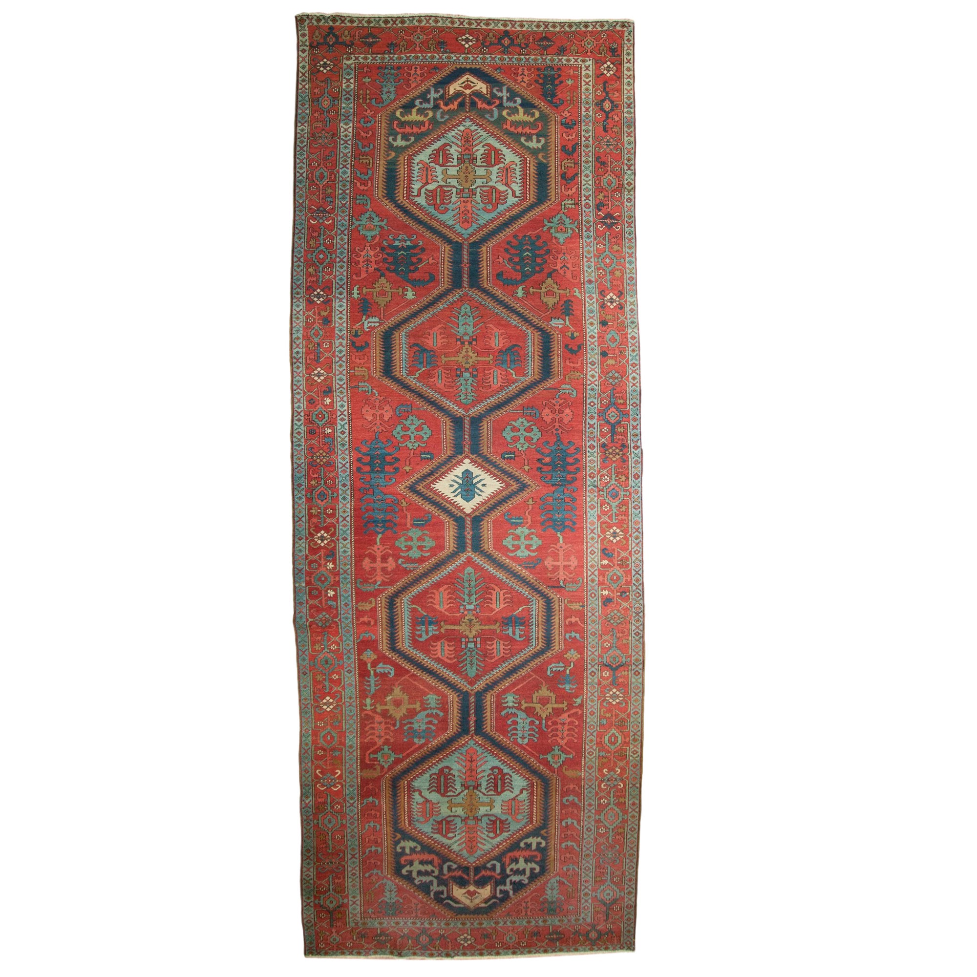 Tappeto antico Serapi Runner in vendita
