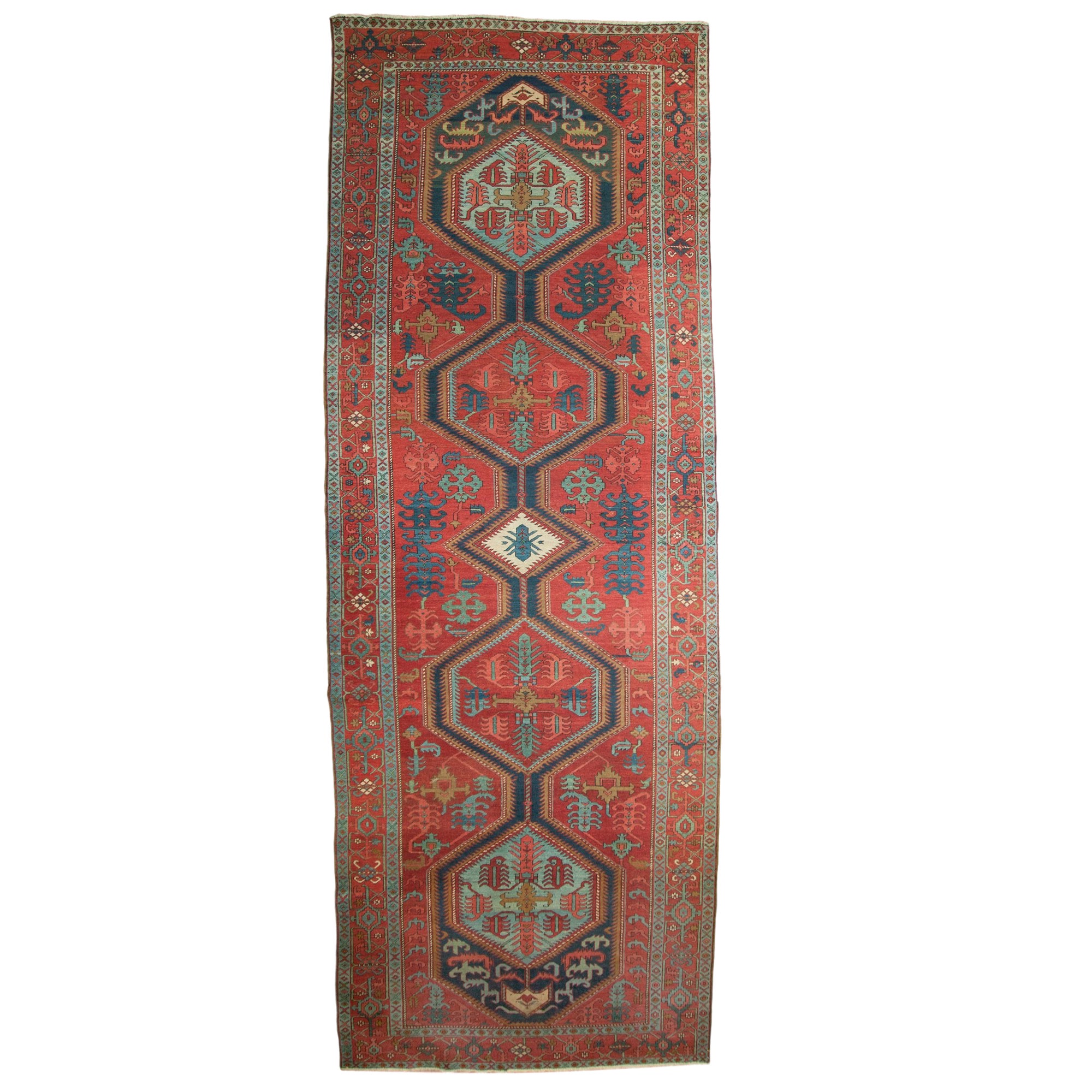 Tapis de couloir Serapi ancien en vente