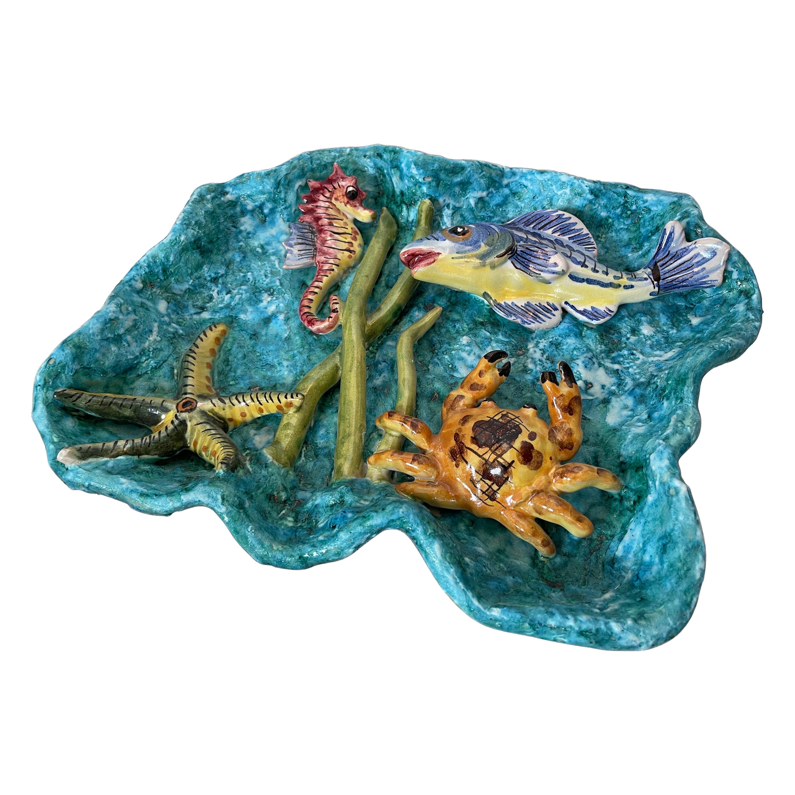 Plat en majolique italien tridimensionnel avec natures marines en vente