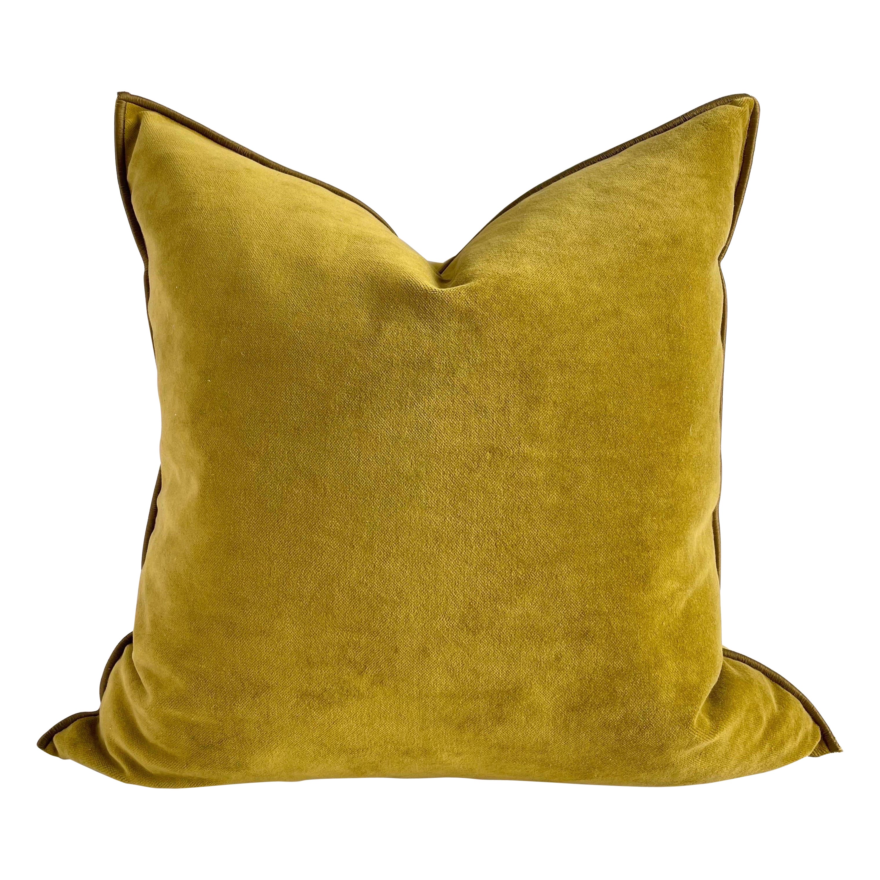 Coussin en velours vintage français ocre