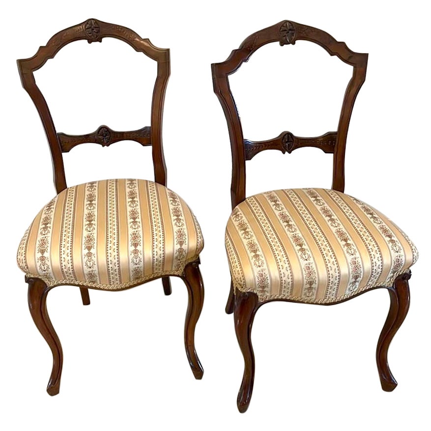 Paar antike viktorianische geschnitzte Beistellstühle aus Nussbaumholz in viktorianischer Qualität