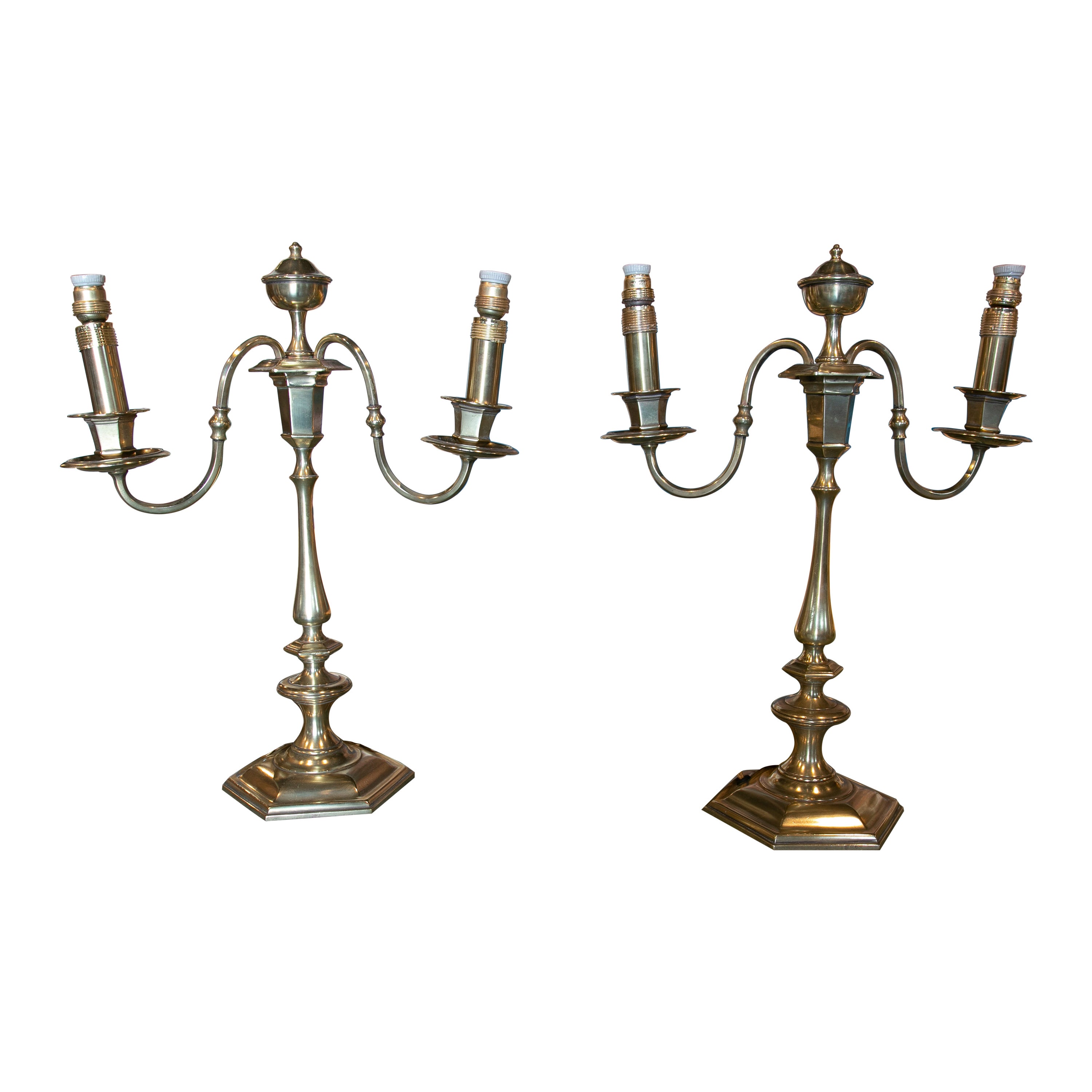 Coppia di lampade da tavolo realizzate con candelieri in bronzo in vendita