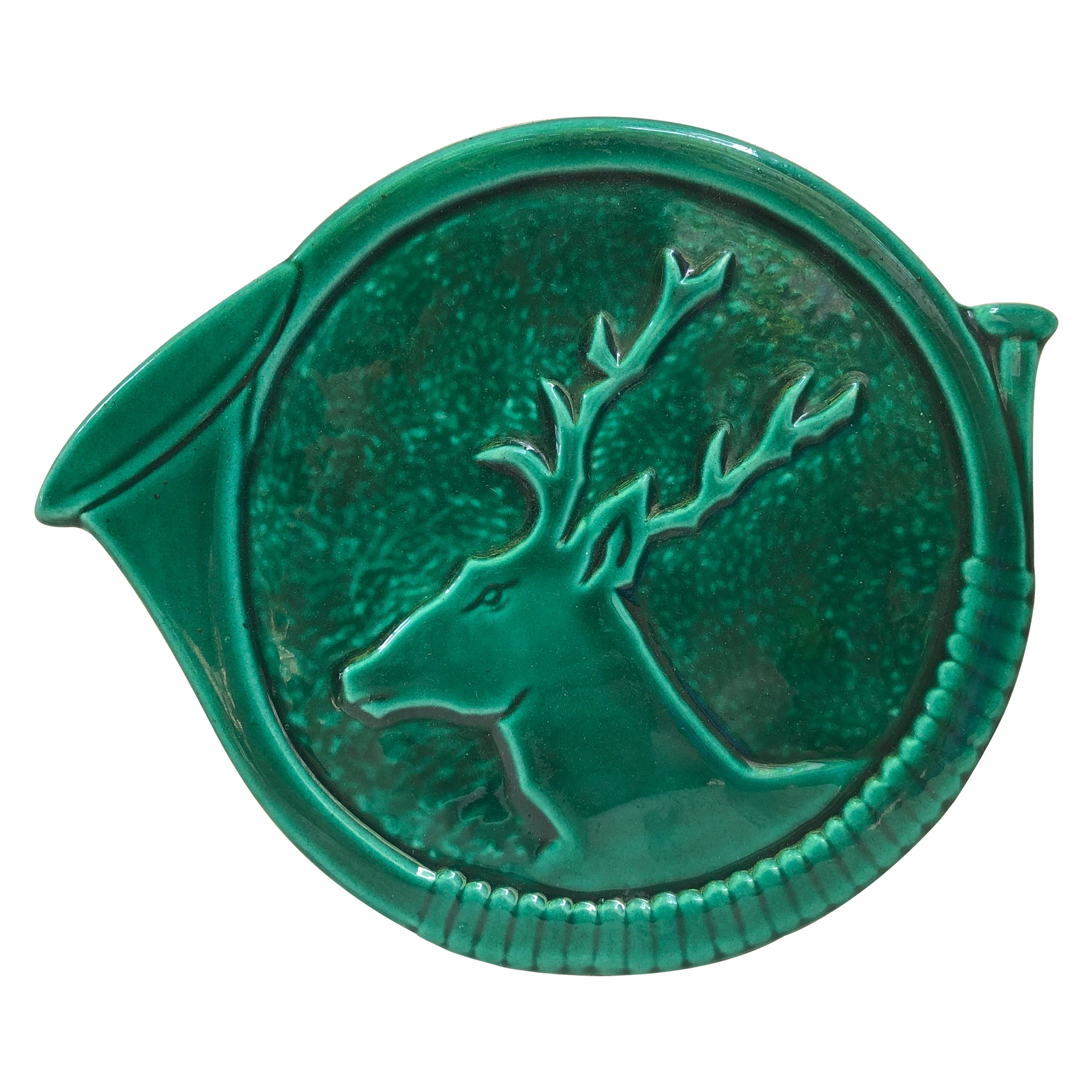 Dessous de plat en majolique verte à motif de cerf du milieu du siècle, Vallauris
