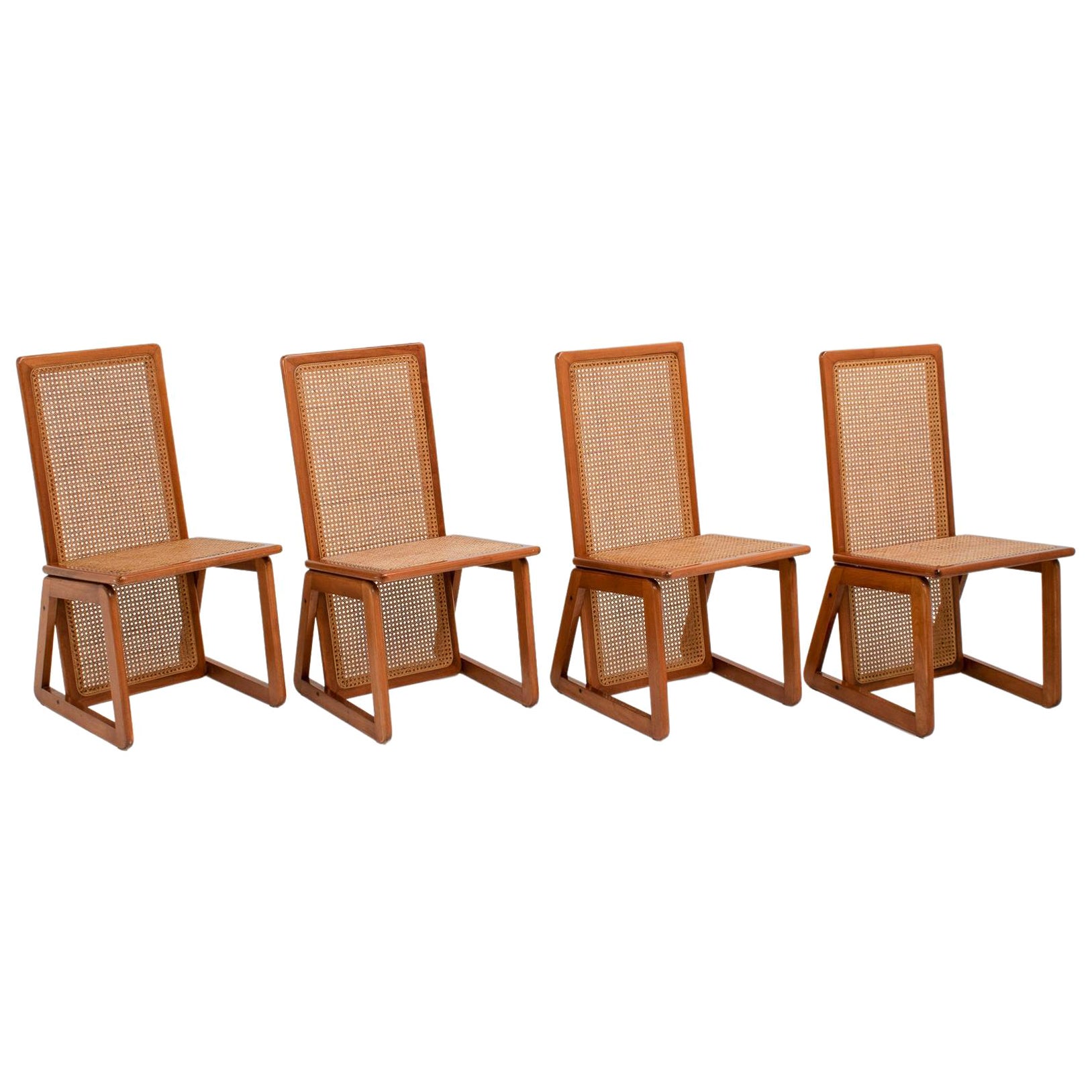 Ensemble de 4 chaises de salle à manger italiennes à haut dossier en bois et rotin, années 1970 en vente