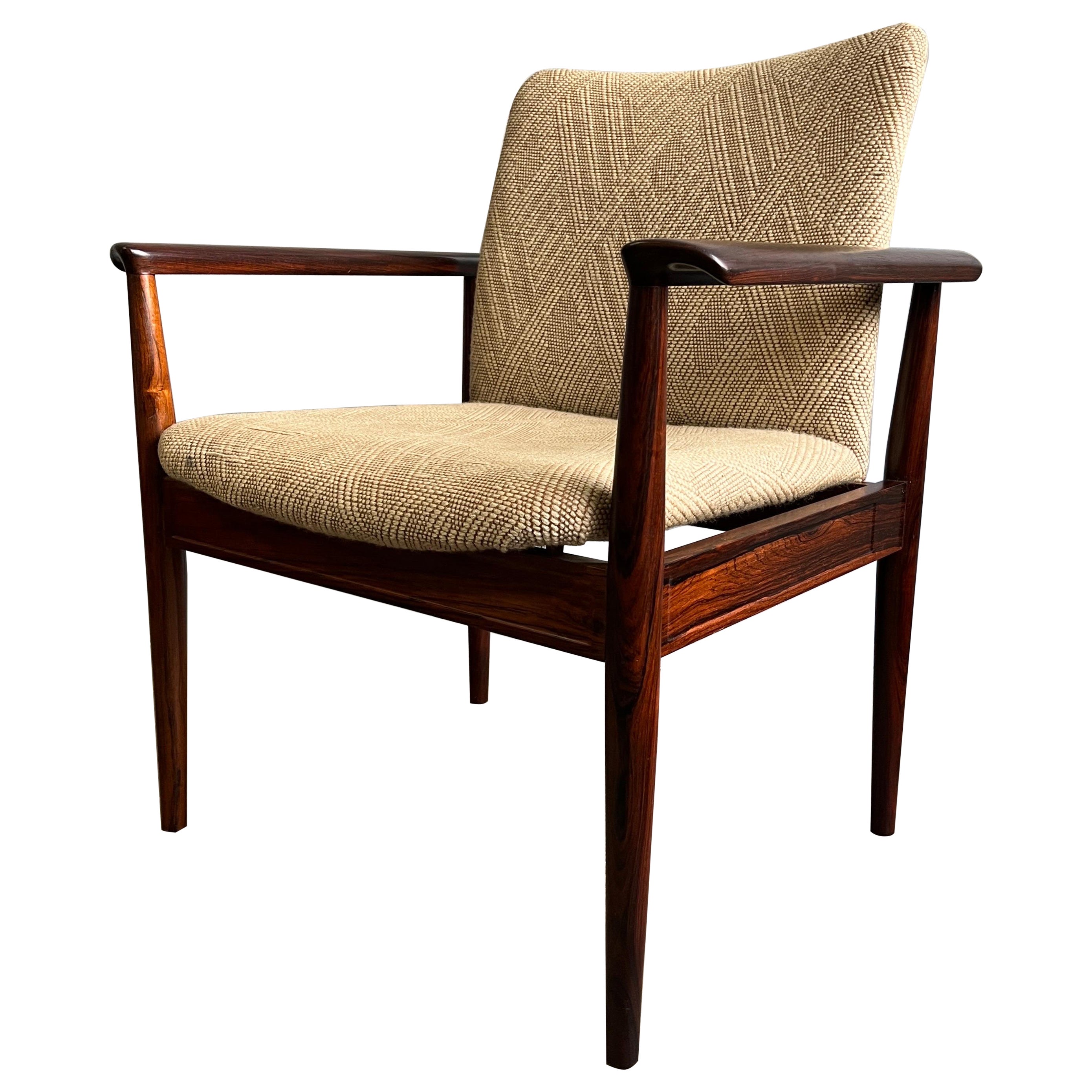 Modèle 209

Fauteuil du milieu du siècle conçu par Finn Juhl en bois de rose massif. Nous avons vu cette chaise utilisée comme chaise de bureau, chaise d'appoint ou chaise à manger. Incroyablement confortable. L'ameublement est utilisable mais