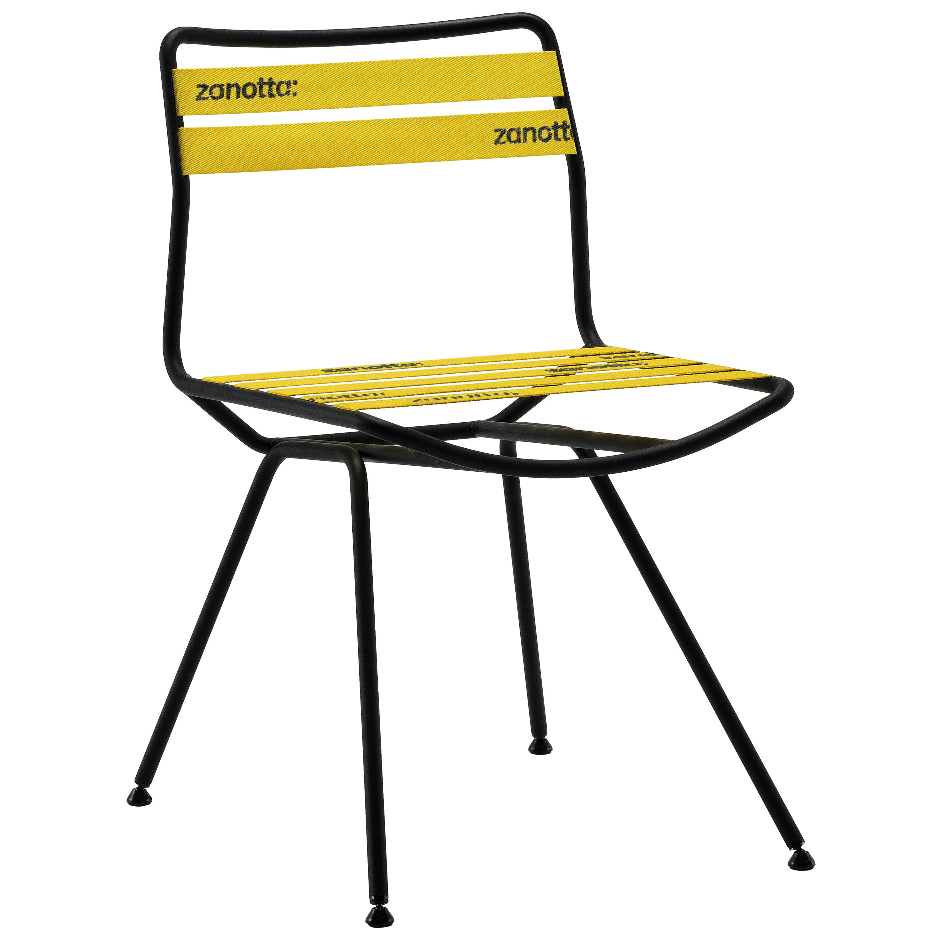 Chaise Zanotta Dan avec assise et dossier en élastique jaune et cadre en acier noir mat