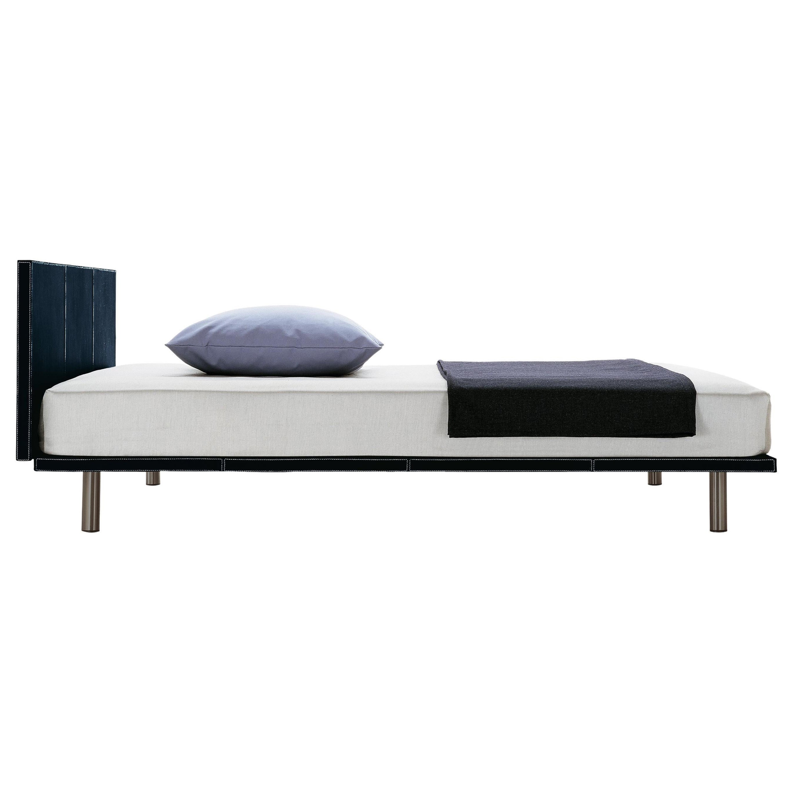 Cama grande Milano Zanotta de cuero de vaca azul cuoio con estructura de acero en venta
