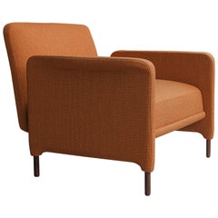 Zeitgenössischer moderner Carson-Sessel aus Eiche und orangefarbenem Stoff von Collector Studio