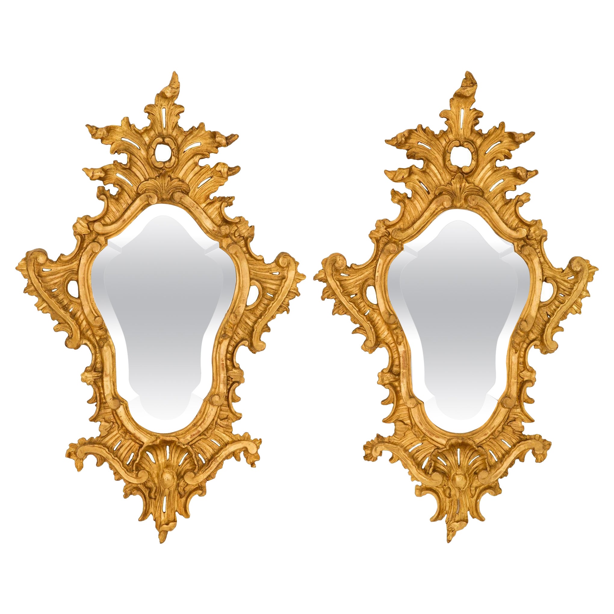 Paire de miroirs italiens en bois doré d'époque baroque du 18ème siècle