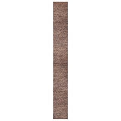 Tappeto Runner marocchino moderno marrone Nazmiyal Collection. 2 ft 7 in x 24 ft 7 in