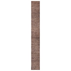 Tapis de couloir marocain moderne marron de la collection Nazmiyal. 2 pieds 7 po. x 24 pieds 7 po.