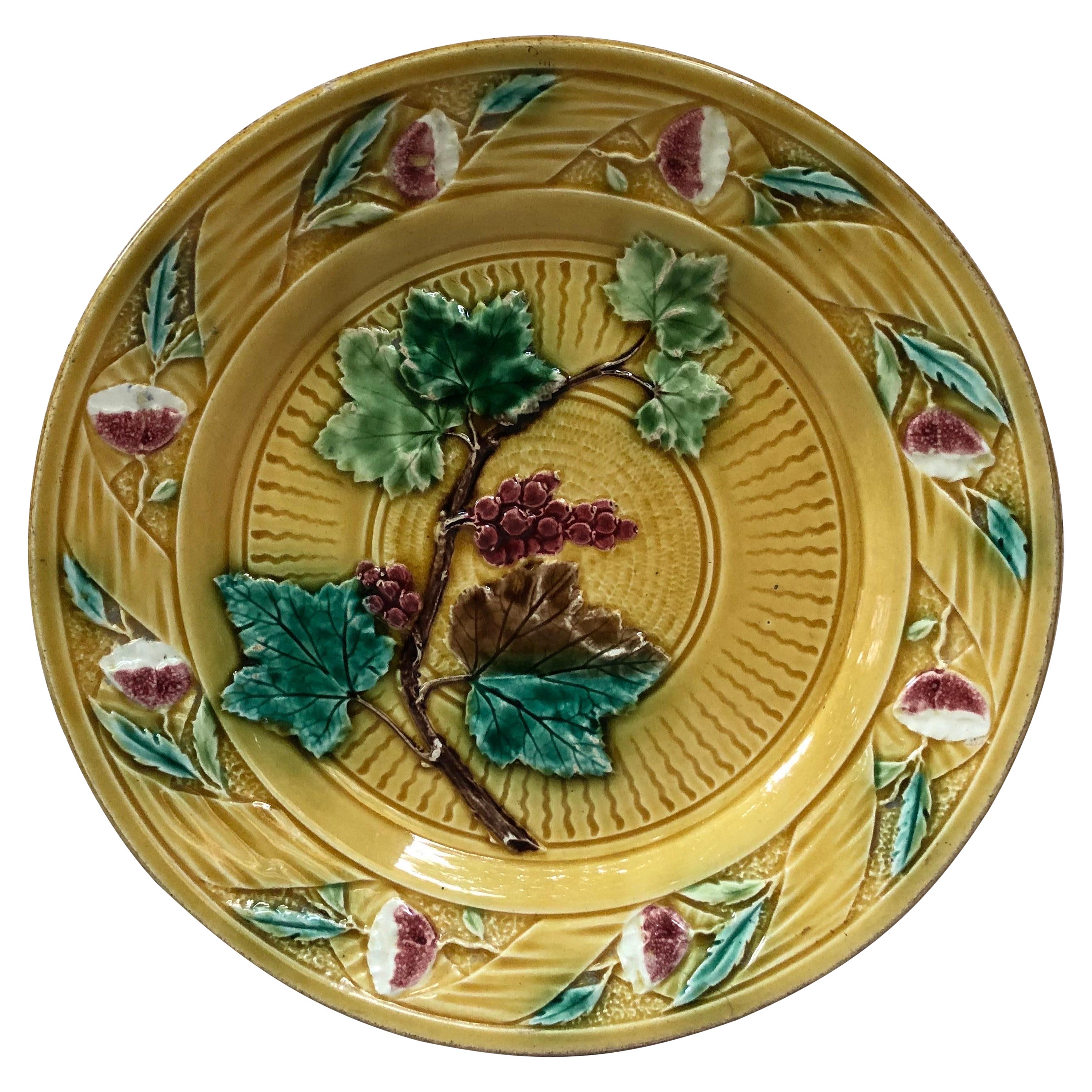 Assiette à raisin et fleurs en majolique jaune française Luneville, vers 1880