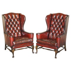 Pareja de sillones William Morris Chesterfield Wingback de cuero burdeos y brazo plano