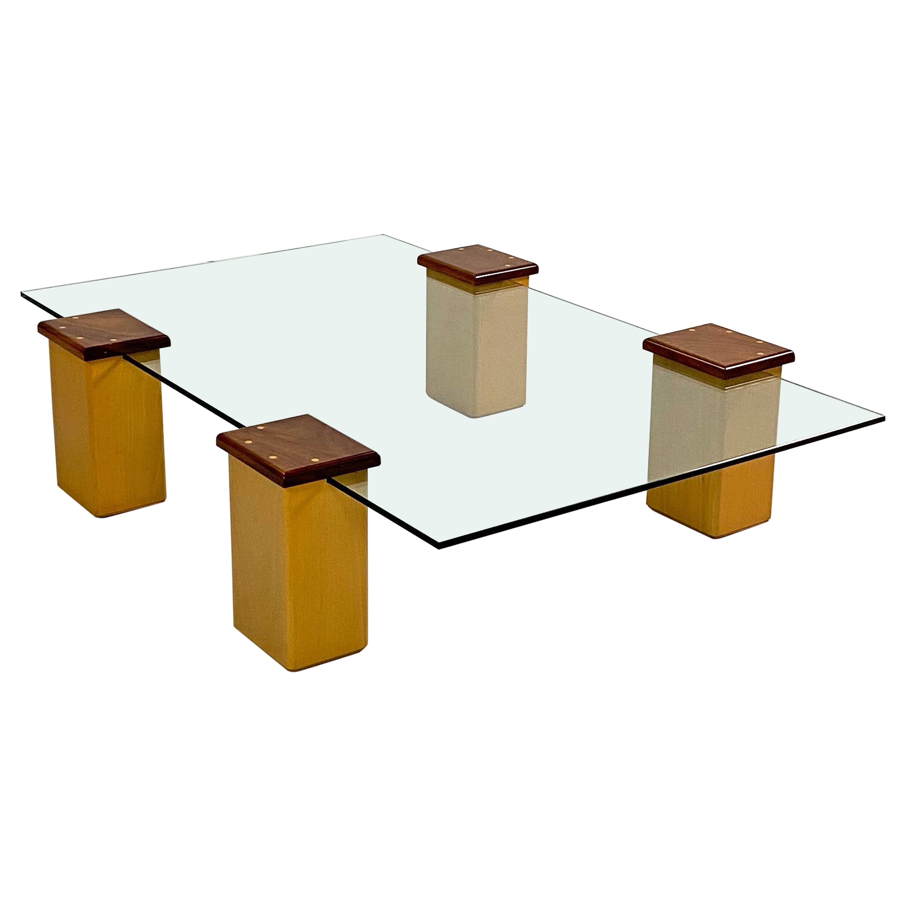 Maßgefertigter postmoderner Couchtisch. Ein übliches Design, das aus 4 Buchensäulen mit Kirschholzplatten besteht, die auf die Glastischplatte aufgesteckt werden können und so eine Vielzahl von Konfigurationen ermöglichen.
 